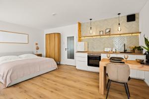 1 dormitorio con cama, escritorio y cocina en Gemütliche Wohnung mit Charme - Smart TV, en Giessen