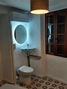 uma casa de banho com um WC e um lavatório em Bienvenue dans notre Gîte de Saint-Roch em Padern