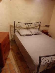 uma cama com duas almofadas num quarto em Bienvenue dans notre Gîte de Saint-Roch em Padern