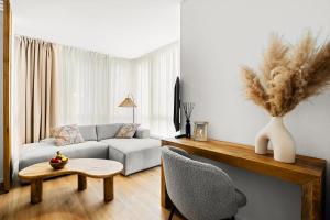 - un salon avec un canapé et une table dans l'établissement Gemütliche Wohnung mit Charme - Smart TV, à Giessen