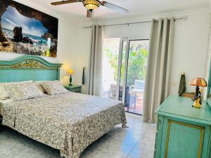 - une chambre avec un lit et une grande fenêtre dans l'établissement PLAYA Del CURA-LUXURY APARTMENT, à Playa del Cura