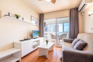 Telewizja i/lub zestaw kina domowego w obiekcie Niza 11-A Apartment Levante Beach