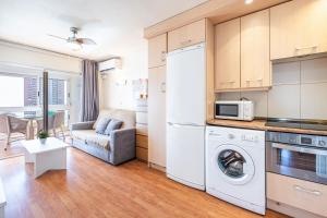 kuchnia z pralką i suszarką w apartamencie w obiekcie Niza 11-A Apartment Levante Beach w mieście Benidorm