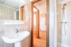 łazienka z umywalką i prysznicem w obiekcie Niza 11-A Apartment Levante Beach w mieście Benidorm +16 zdjęć