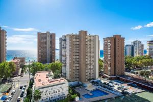 een luchtzicht op een stad met hoge gebouwen en de oceaan bij Niza 11-A Apartment Levante Beach in Benidorm