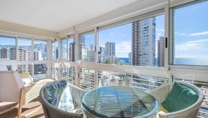 balkon ze stołem i krzesłami i widokiem na ocean w obiekcie Niza 11-A Apartment Levante Beach w mieście Benidorm