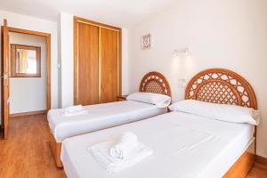 Łóżko lub łóżka w pokoju w obiekcie Niza 11-A Apartment Levante Beach