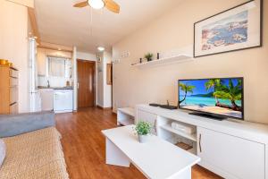 Telewizja i/lub zestaw kina domowego w obiekcie Niza 11-A Apartment Levante Beach