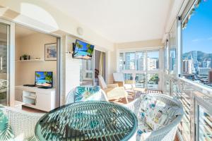 een kamer met een balkon met een tafel en stoelen bij Niza 11-A Apartment Levante Beach in Benidorm