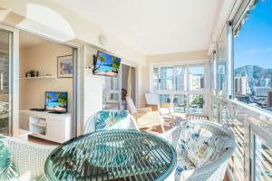 pokój z balkonem ze stołem i krzesłami w obiekcie Niza 11-A Apartment Levante Beach w mieście Benidorm