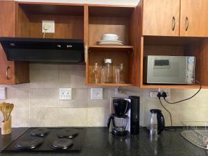encimera de cocina con cafetera y microondas en Lifestyle Studio Apartment, en Midrand