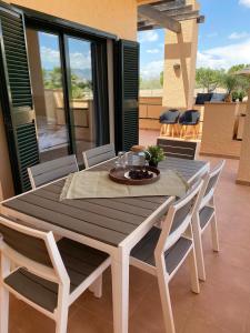 a dining room table and chairs with a view of a patio at Casa Rust en Ruimte in Murcia