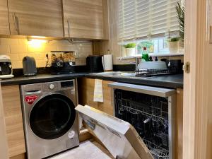 a kitchen with a washer and a dishwasher at Comfort Home in Gillingham