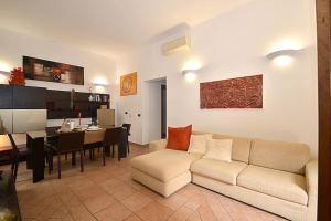 een woonkamer met een bank en een eetkamer bij La Casa di Ambra in Chianciano Terme