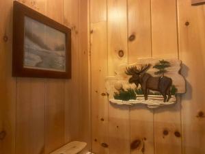 une peinture d'un élan sur le mur d'une salle de bains dans l'établissement Private Cabin on 1.7 acres w/ Fireplace White Mtns, à Intervale