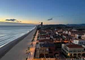 a view of a beach with houses and the ocean at Apartamento Rey I in Valencia