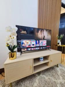 A television and/or entertainment centre at Cozy 1BR Condo near Airport Davao City