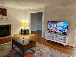 A television and/or entertainment centre at Beautiful New Everything 3BD House in Hayfield