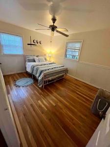 1 dormitorio con 1 cama y ventilador de techo en Beautiful New Everything 3BD House in Hayfield, en Alexandria