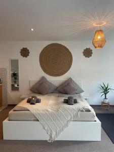 a bedroom with a large bed with a largereath on the wall at Kingsize Bett BOHO Apartment mit Tiefgarage nähe Salzburg in Freilassing