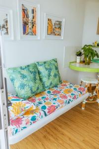 een bank met een kleurrijke deken erop in een kamer bij King's Apartments 302 in Cartagena