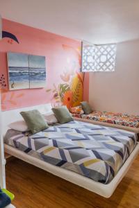 een slaapkamer met een groot bed in een kamer bij King's Apartments 302 in Cartagena