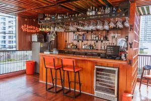 een bar met twee krukken aan een bar in een restaurant bij King's Apartments 302 in Cartagena +13 foto's