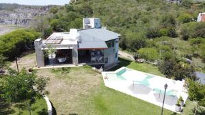 - une vue aérienne sur une maison sur une cour dans l'établissement Casa Sierras de Córdoba Villa el Diquecito, à La Calera