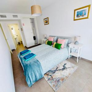 - un salon avec un lit et un canapé dans l'établissement Los Pinos de Salvador Dalí, à San Pedro del Pinatar