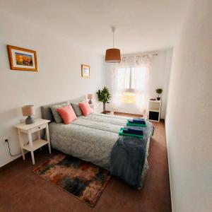 - une chambre avec un lit, un canapé et une fenêtre dans l'établissement Los Pinos de Salvador Dalí, à San Pedro del Pinatar