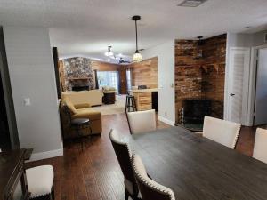 - une salle à manger et un salon avec une table et des chaises dans l'établissement Home away from home, à Loxahatchee