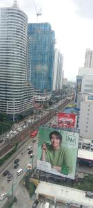une vue sur la ville avec un grand panneau d'affichage dans l'établissement AURORA STAYCATION, à Manille
