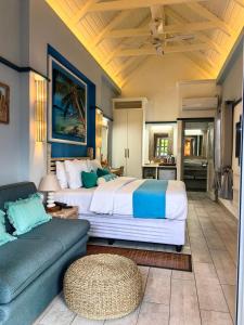 團圓鎮的住宿－海島魅力別墅，一间卧室配有一张大床和一张沙发