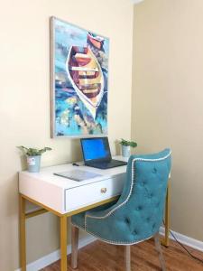 - un bureau avec un ordinateur portable et une chaise dans la chambre dans l'établissement WALK TO BEACH: 3BR home with spacious backyard, à Jacksonville Beach