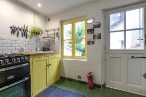 Kuchyň nebo kuchyňský kout v ubytování Chez Miriam - Maison de caractère - Ville avec jardin