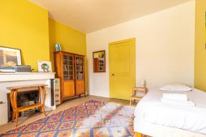 Postel nebo postele na pokoji v ubytování Chez Miriam - Maison de caractère - Ville avec jardin