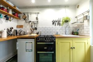 Kuchyň nebo kuchyňský kout v ubytování Chez Miriam - Maison de caractère - Ville avec jardin