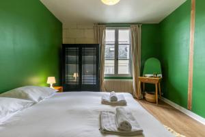 Postel nebo postele na pokoji v ubytování Chez Miriam - Maison de caractère - Ville avec jardin