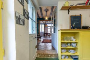 Kuchyň nebo kuchyňský kout v ubytování Chez Miriam - Maison de caractère - Ville avec jardin + 22 fotografií