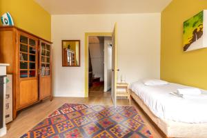 Postel nebo postele na pokoji v ubytování Chez Miriam - Maison de caractère - Ville avec jardin