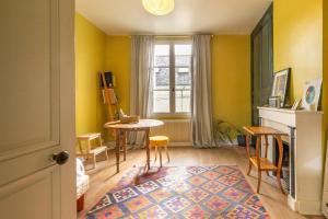 TV a/nebo společenská místnost v ubytování Chez Miriam - Maison de caractère - Ville avec jardin