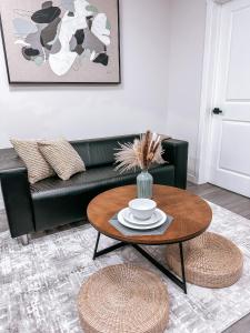 een woonkamer met een groene bank en een salontafel bij Brand New 2 Bedroom Basement Suite in Calgary in Calgary