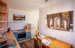 una cucina con tavolo e una sala da pranzo di Ferienwohnung-Am-Suedhang a Müglitztal