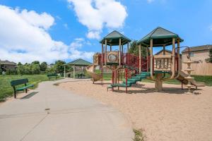 Ο χώρος παιχνιδιού για παιδιά στο Beautiful Omaha Home 3 bdrm 2 baths