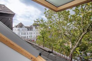einen Balkon mit Blick auf ein großes weißes Gebäude in der Unterkunft T&K Apartments - DUISBURG - AREAL GOETHE 4 Zimmer Maisonetten mit Privatparkplätzen in Duisburg