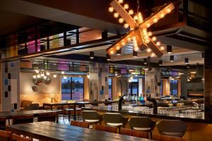 Lounge alebo bar v ubytovaní Delta Hotels by Marriott Toronto Airport & Conference Centre