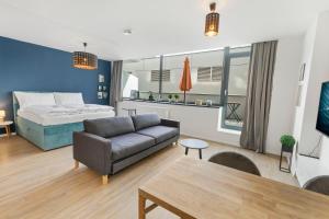 ブラチスラヴァにあるLAM Yacht Club - TERRACE 10m2のソファとベッドのあるリビングルーム