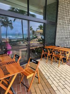 un patio con mesas y sillas y vistas al océano en Ondina Apart Hotel, en Salvador