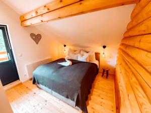 1 dormitorio con 1 cama en una habitación en Pur Natur! Wandern und Skifahren - Trahütti Premium Lodges en Trahütten