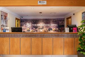 um bar com uma placa que lê hy o hotel Milstone em The Milestone Peterborough Hotel - Sure Collection by BW em Peterborough